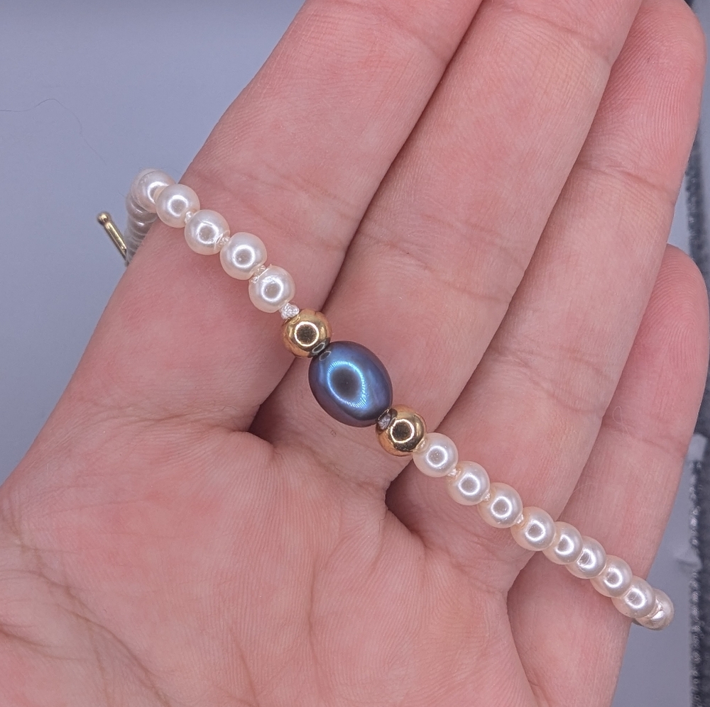 Elegant Pearl Bracelet with Gold Clasp - Picture 3 of 5